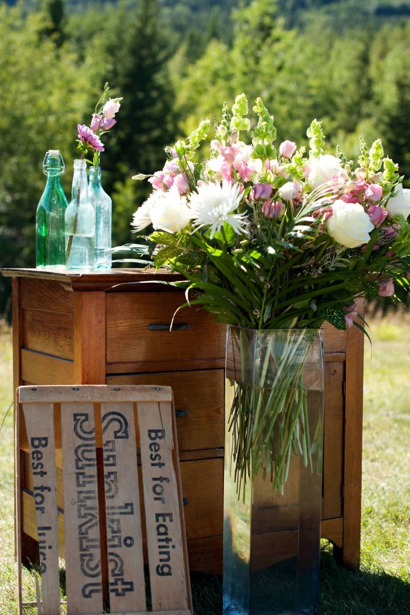Vintage wedding decor and flowers