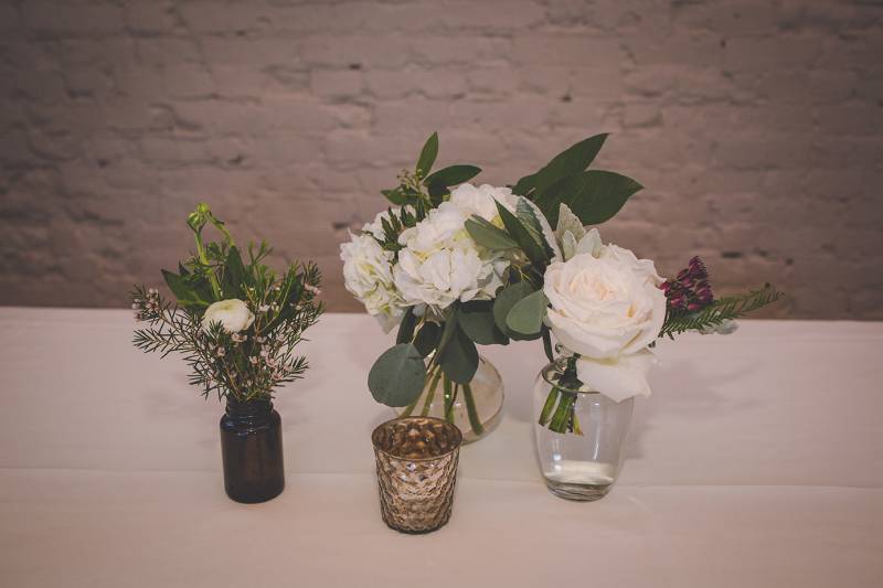 white floral, white flowers, white centerpieces