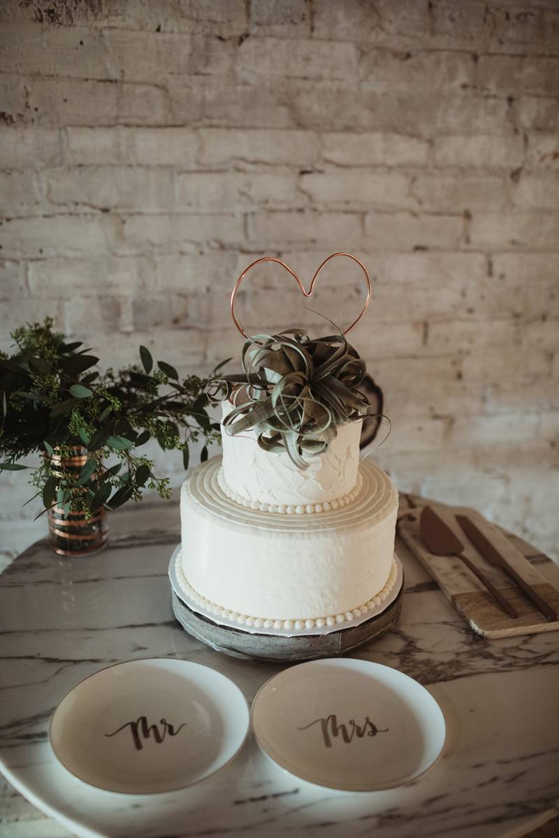 white wedding cake, cake, air plant cake accent, marble table, marble wedding decor details inspirat