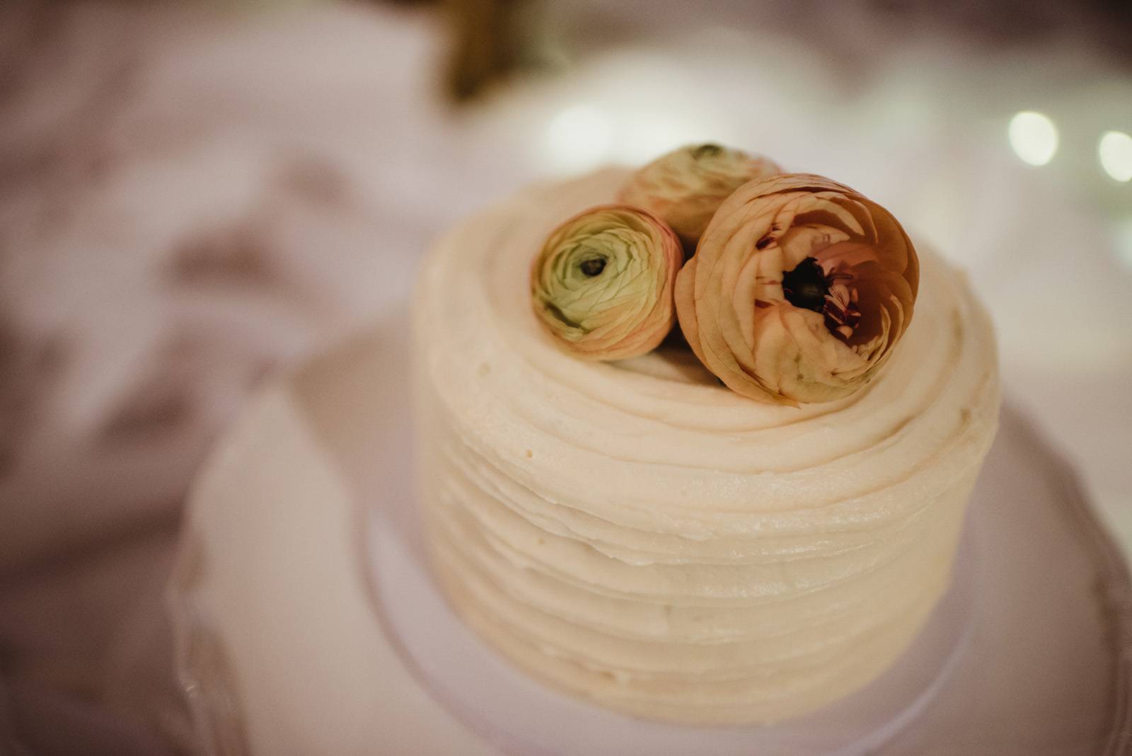 white wedding cake, peach floral, peach flowers