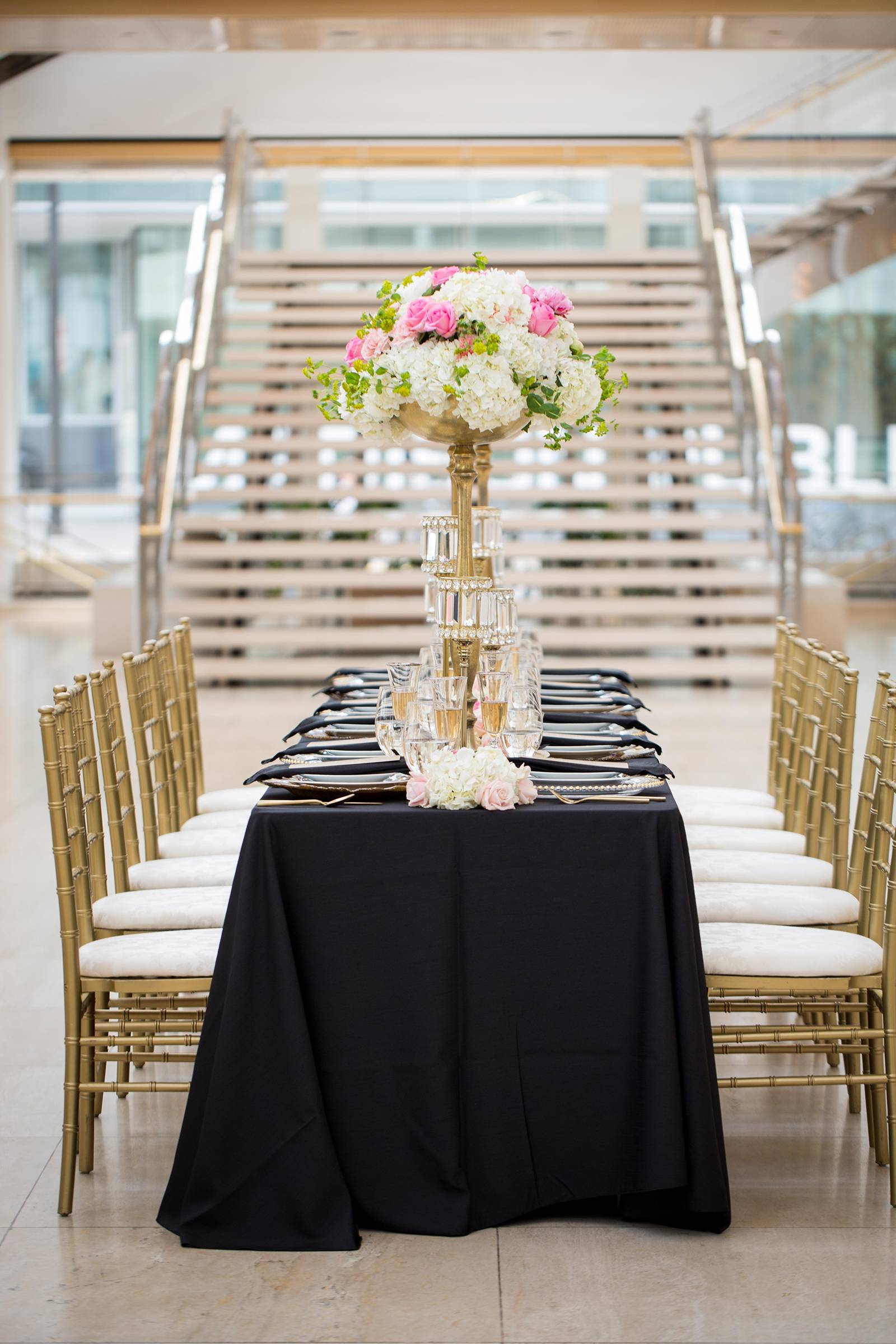 black gold wedding table scape, gold chairs, black linens, tall centerpieces, modern glam wedding de