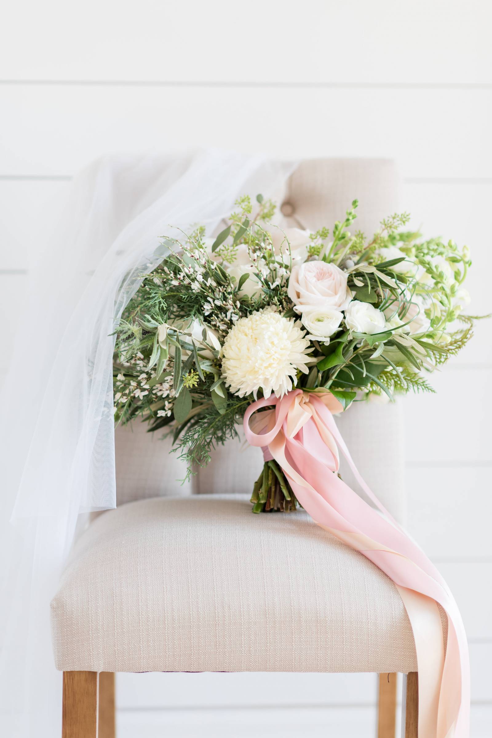 white bouquet, bridal bouquet, wedding bouquet, white flowers, white florals