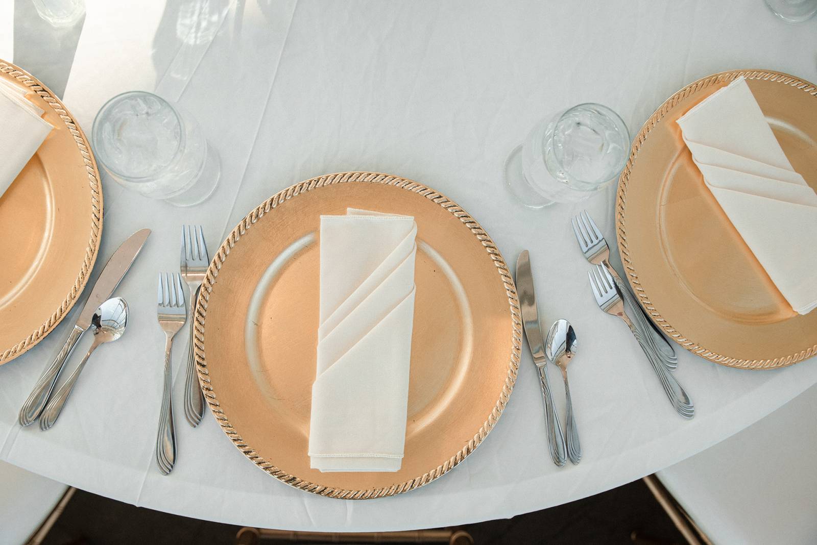 gold charger plates, table setting