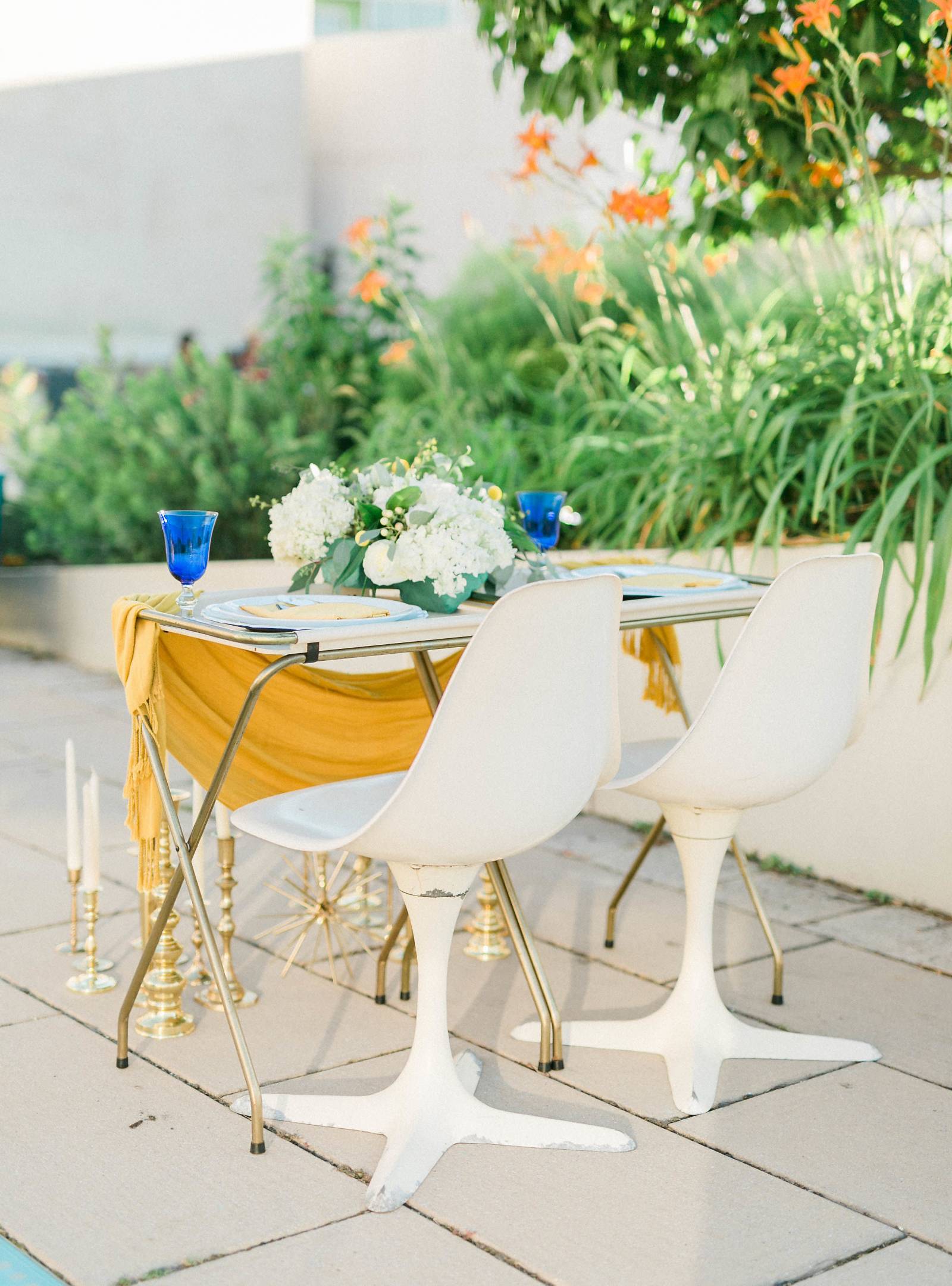 eclectic 1960s meets modern wedding tablescape