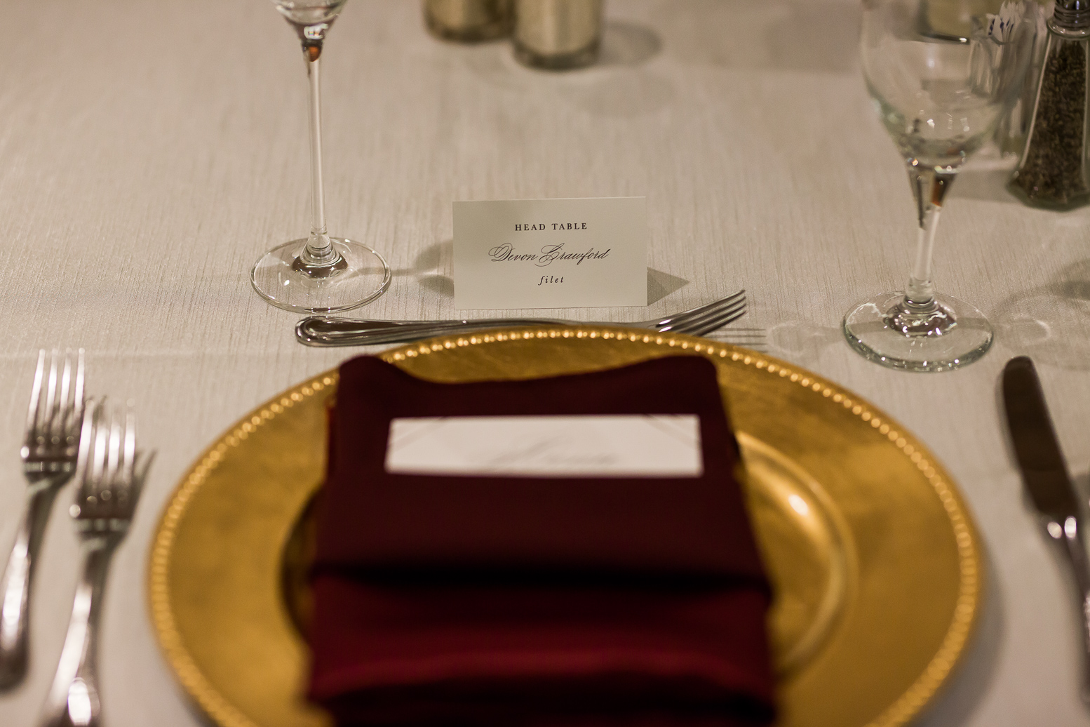 gold charger, marsala burgundy wine table settings