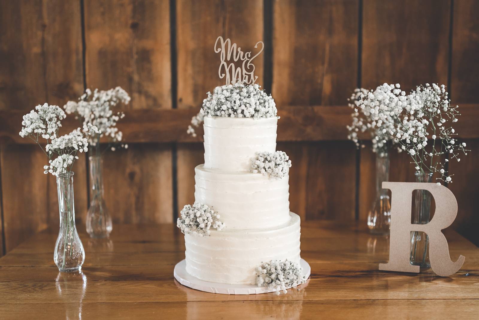 wisconsin barn wedding, barn wedding, rustic barn wedding, rustic wedding, white wedding cake