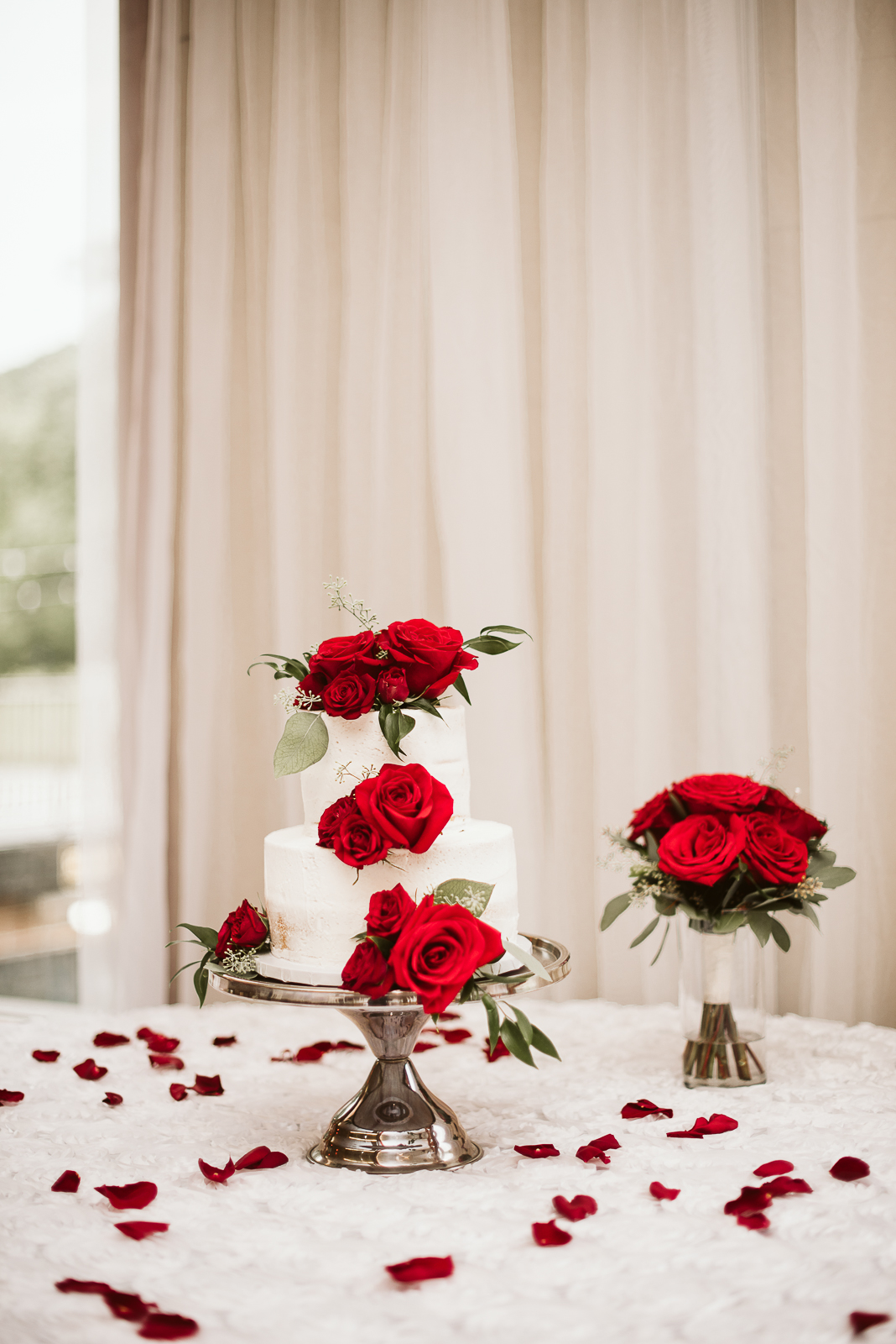 Simple, Modern Wedding Cake With Red Roses
