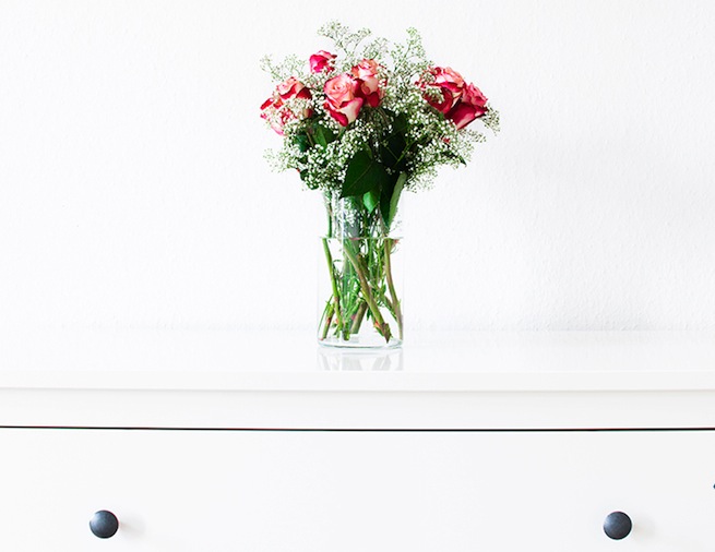 minimalist-blog-vase-on-dresser-wp