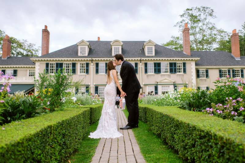 bride and groom portrait at the Hildene in Vermont for summer wedding