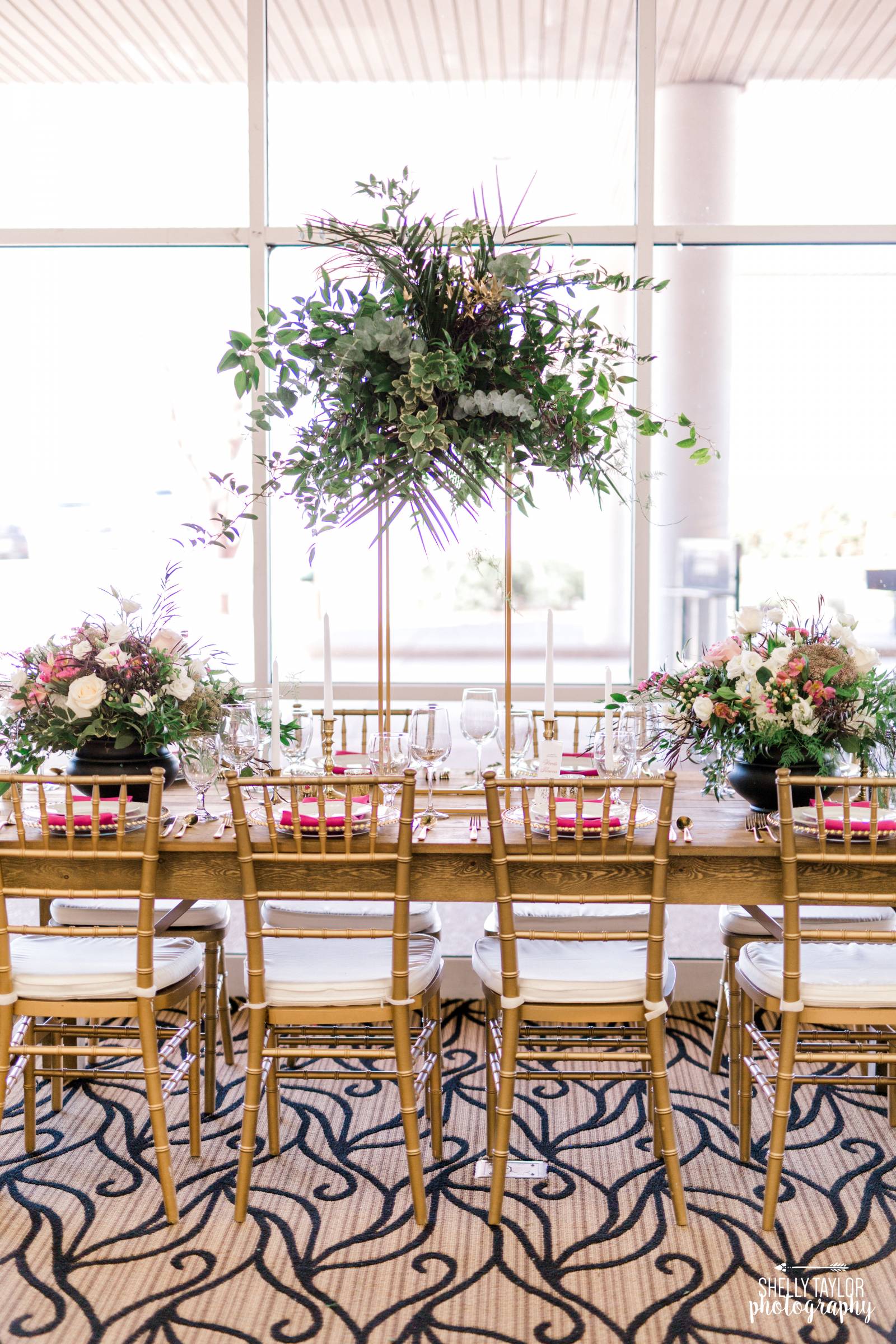 Headtable with tall centerpiece