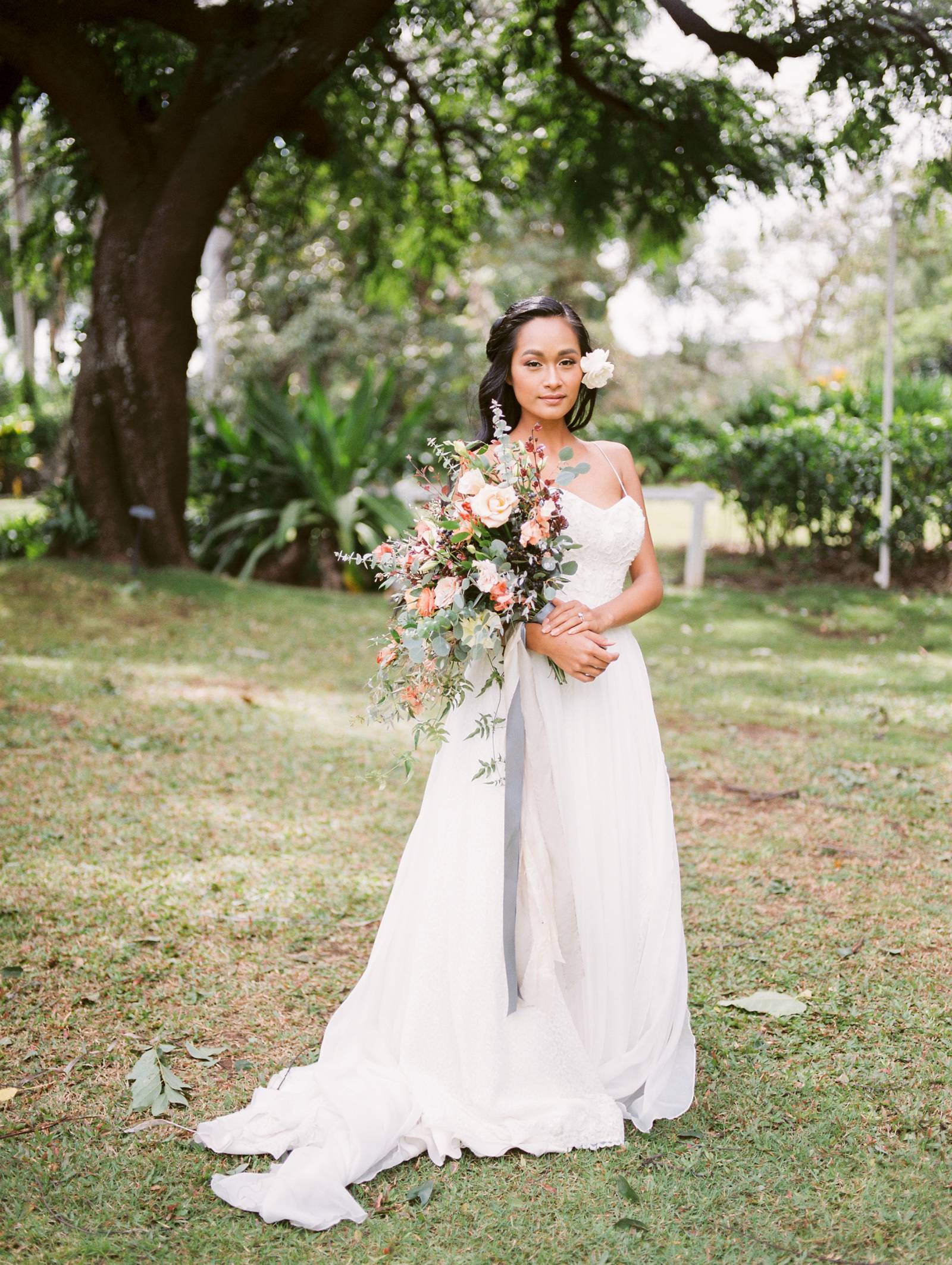 Modern tropical wedding style from Maui | Hawaii Wedding Inspiration