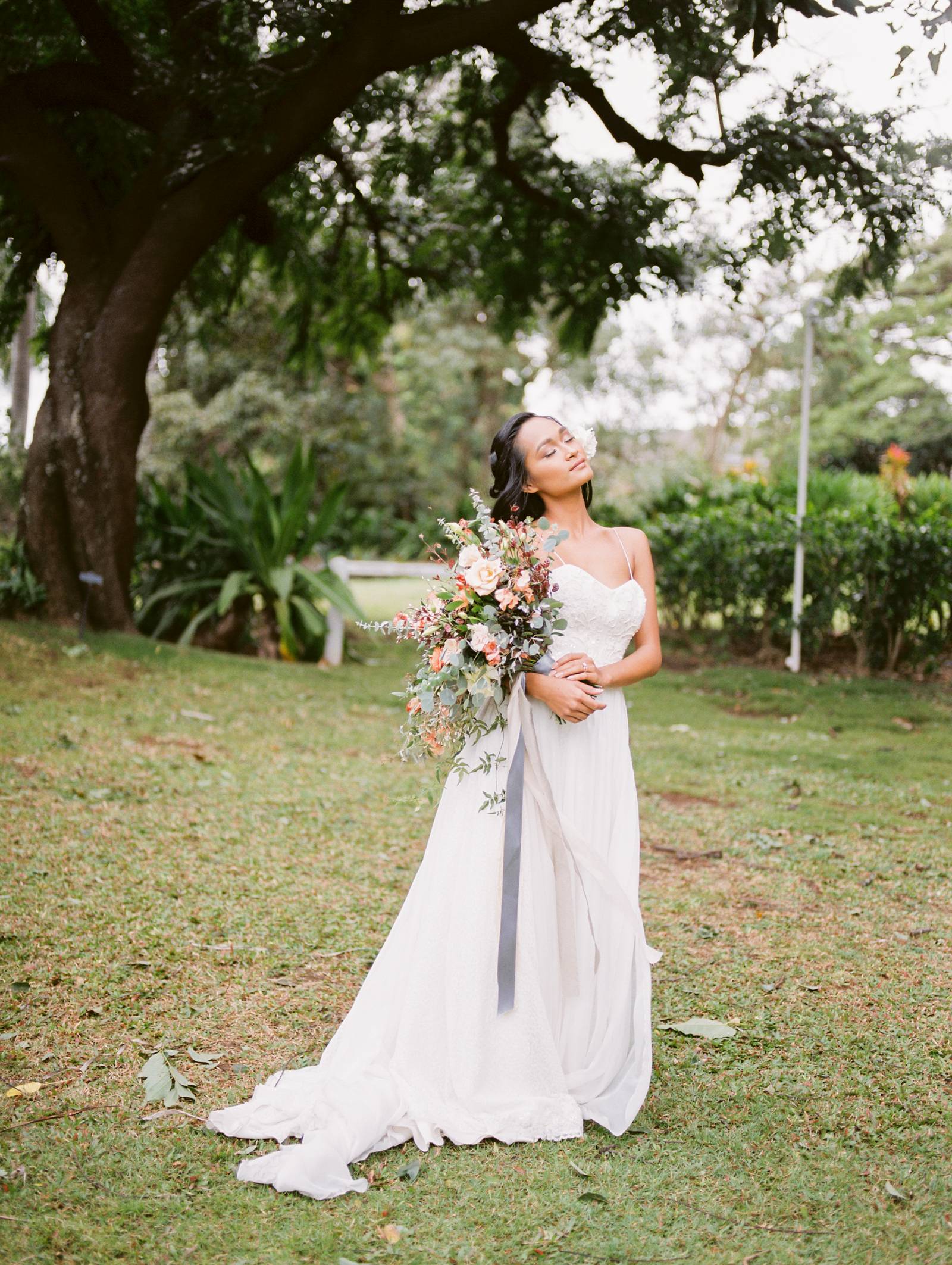 Modern tropical wedding style from Maui | Hawaii Wedding Inspiration