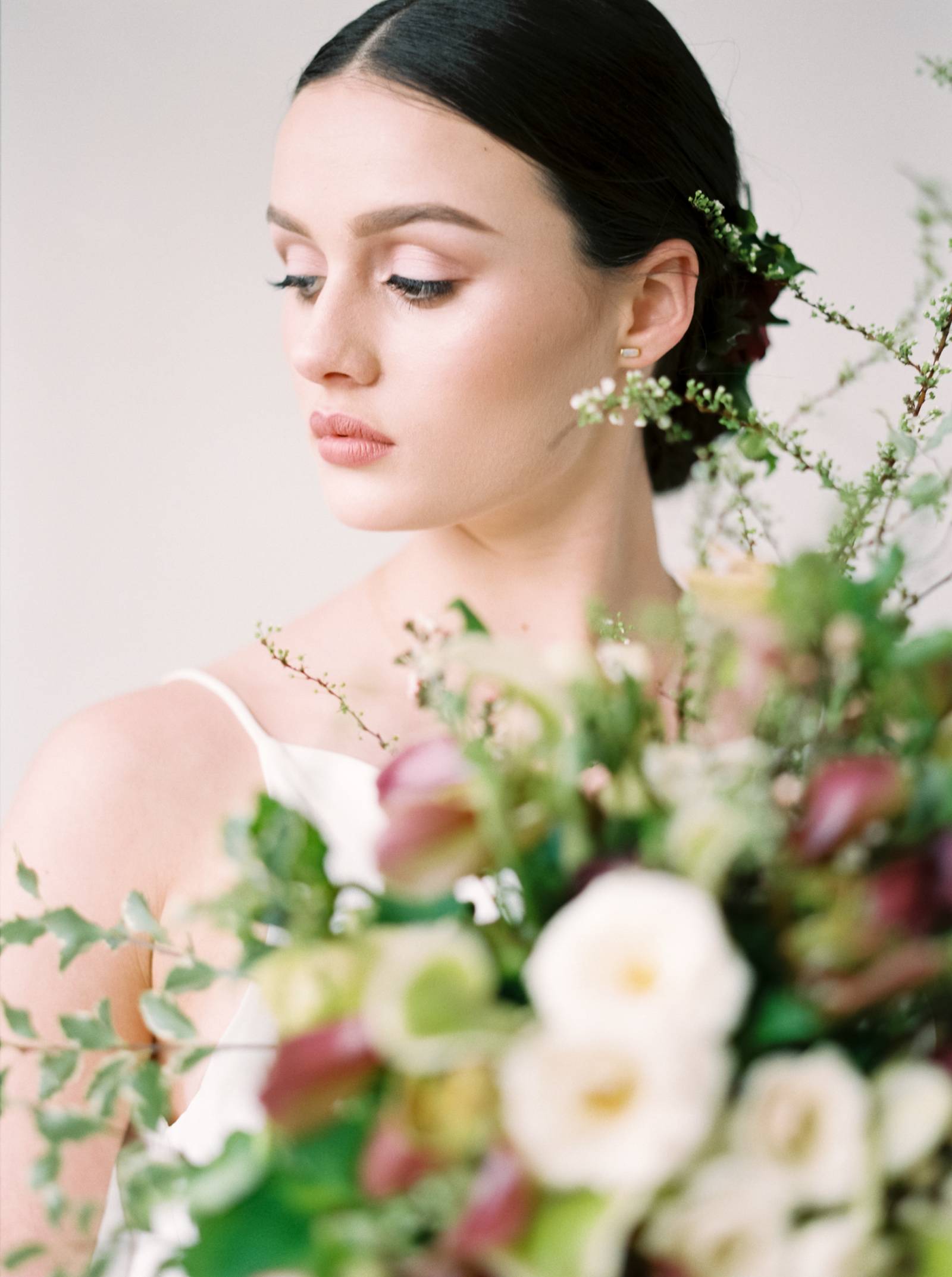 Embracing the sweetness of simplicity with a modern bridal look 