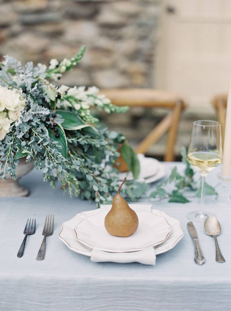 Placesetting with pear
