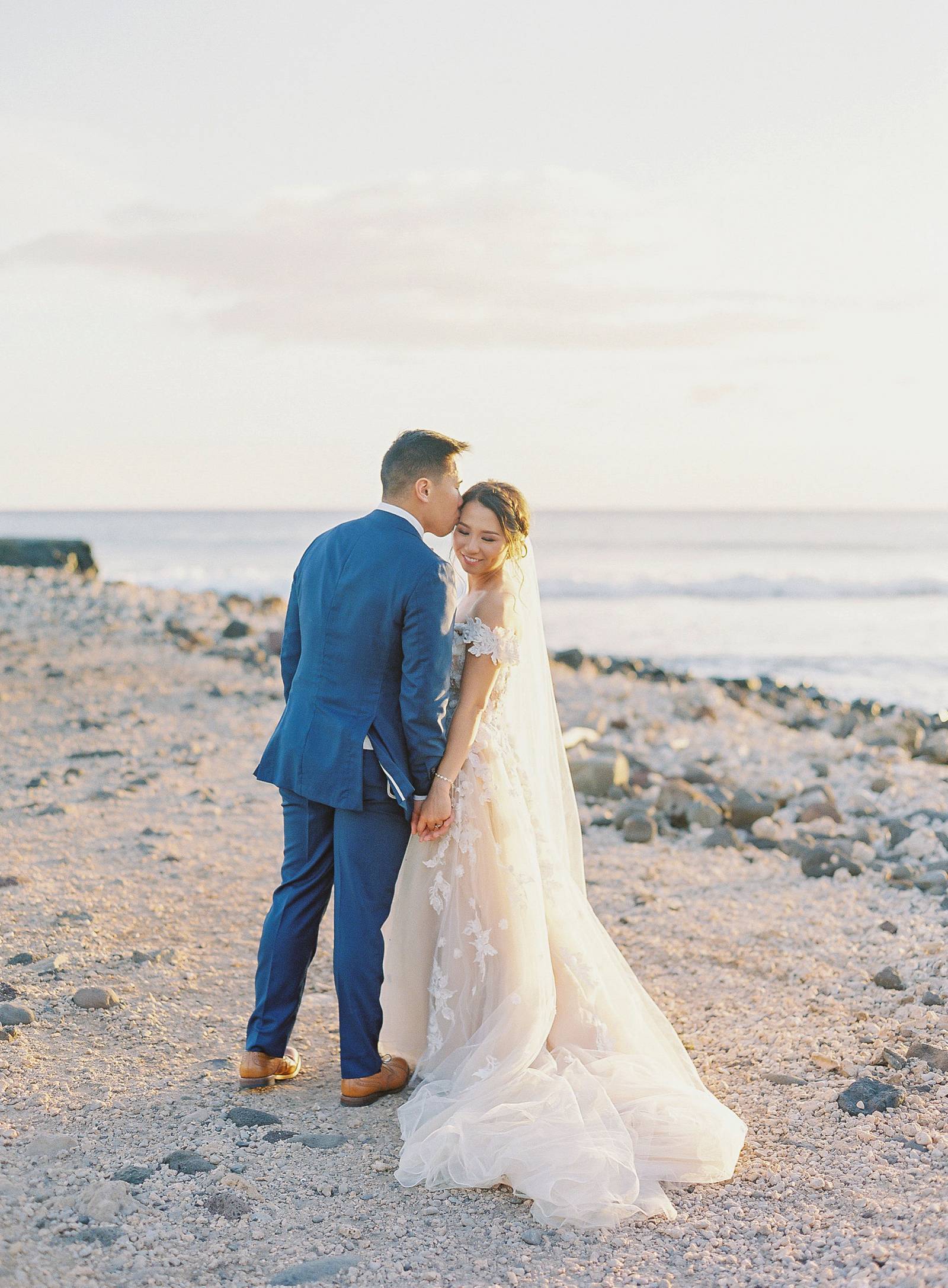 Vibrant coral coloured tropical wedding on Maui | Maui Real Weddings