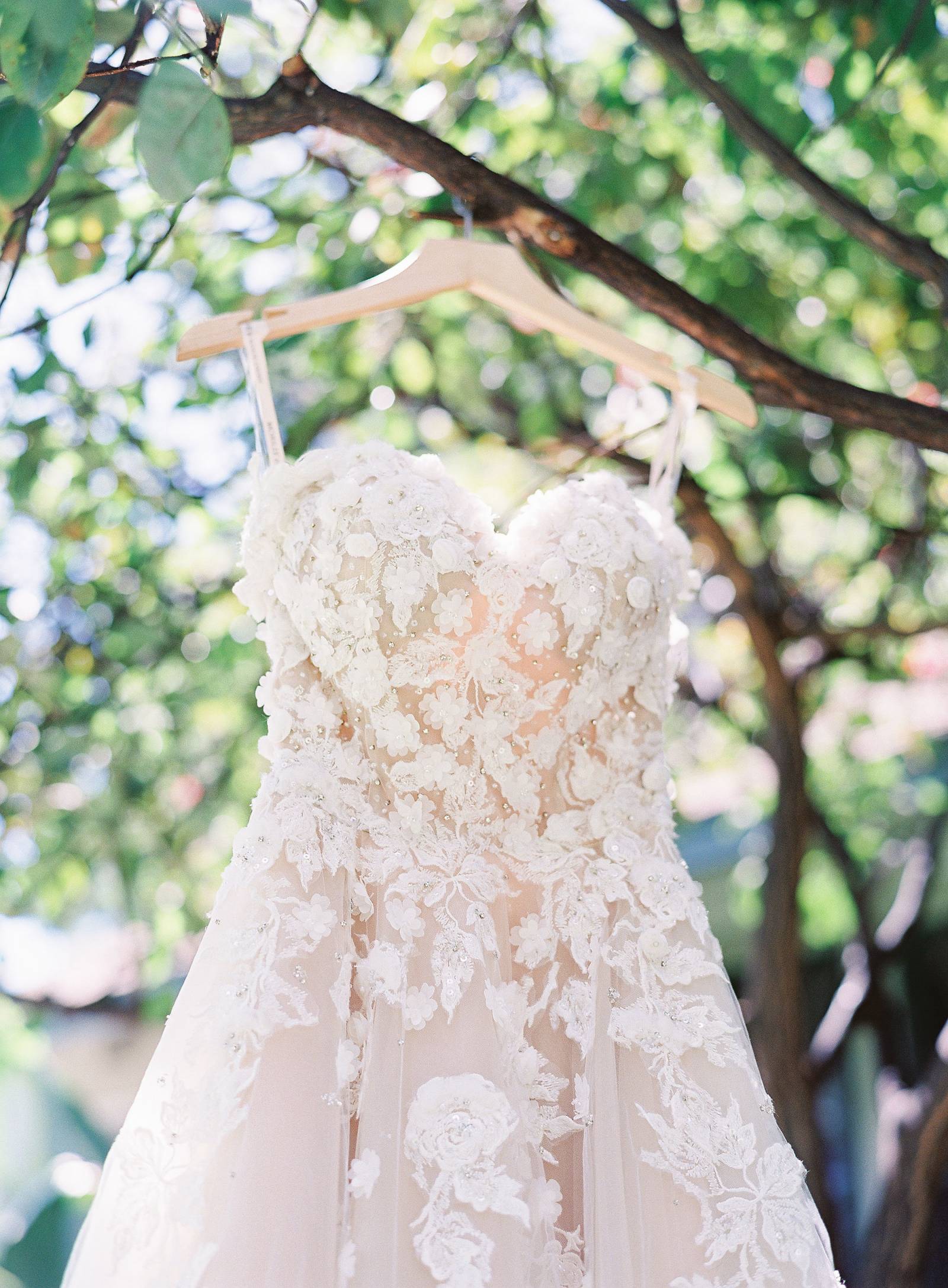 Vibrant coral coloured tropical wedding on Maui | Maui Real Weddings