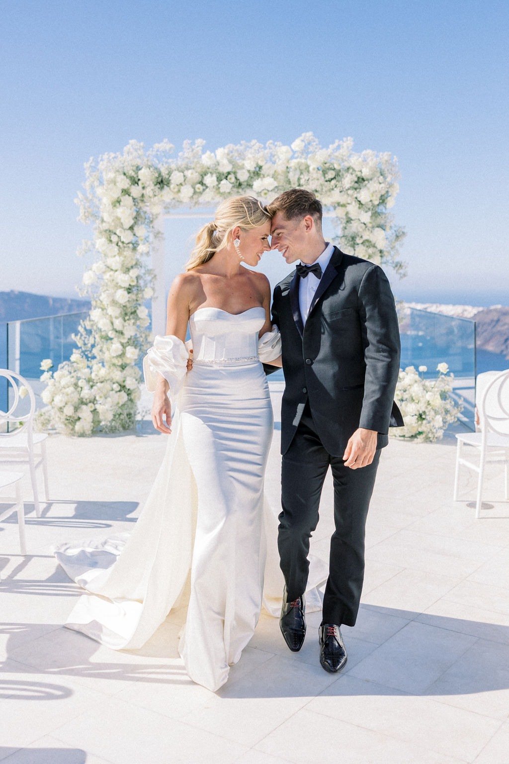 Chic And Modern Wedding Inspiration In Santorini Greece Santorini   1170553 49649 L 5AdAHAt 