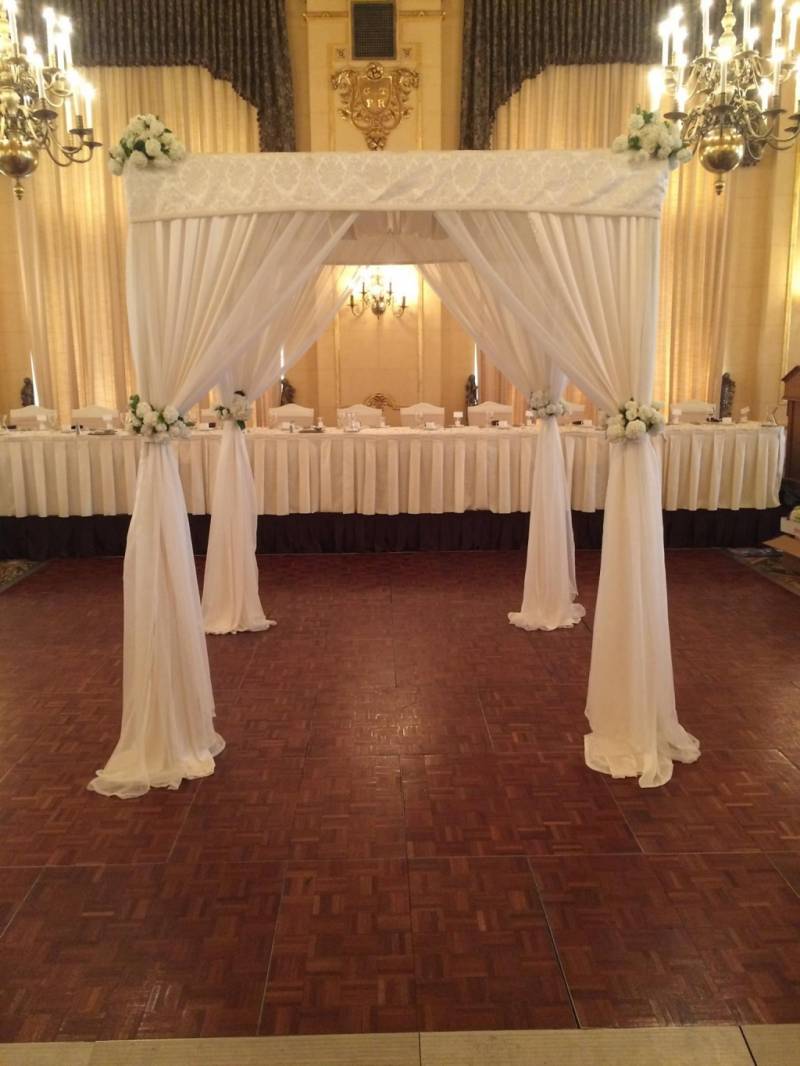 Gorgeous and Classic White Wedding Flowers Setup Winnipeg