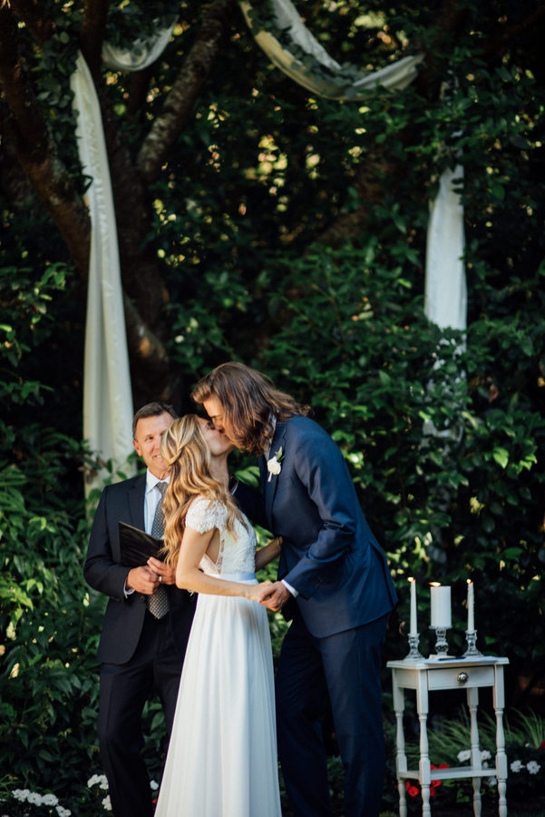 Cheery, Romantic Spring Bellevue Wedding on Apple Brides