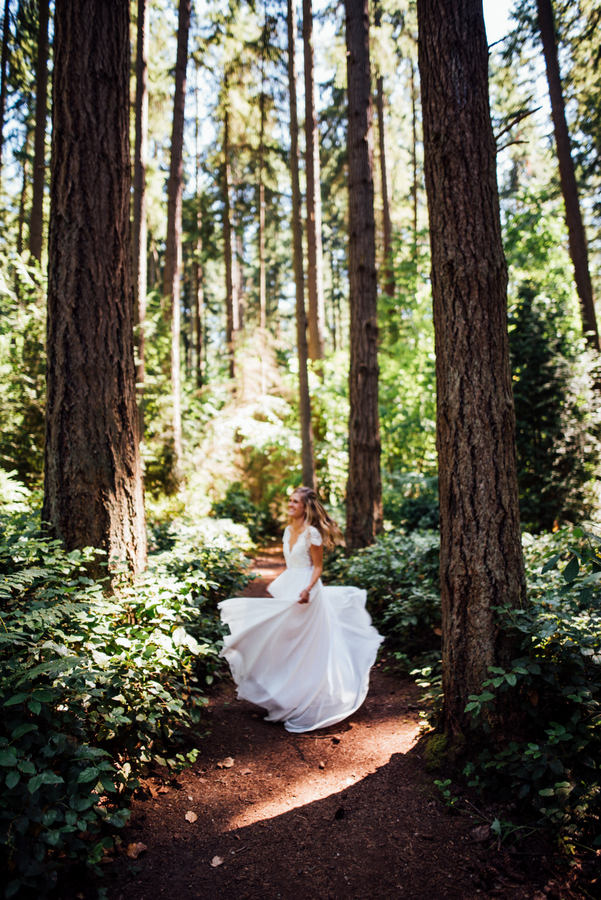 Cheery, Romantic Spring Bellevue Wedding on Apple Brides