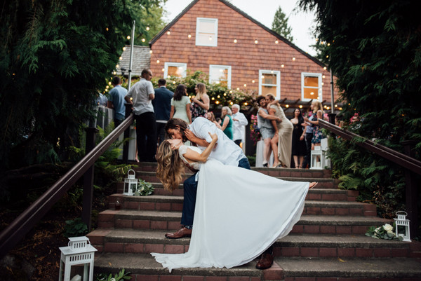 Cheery, Romantic Spring Bellevue Wedding on Apple Brides