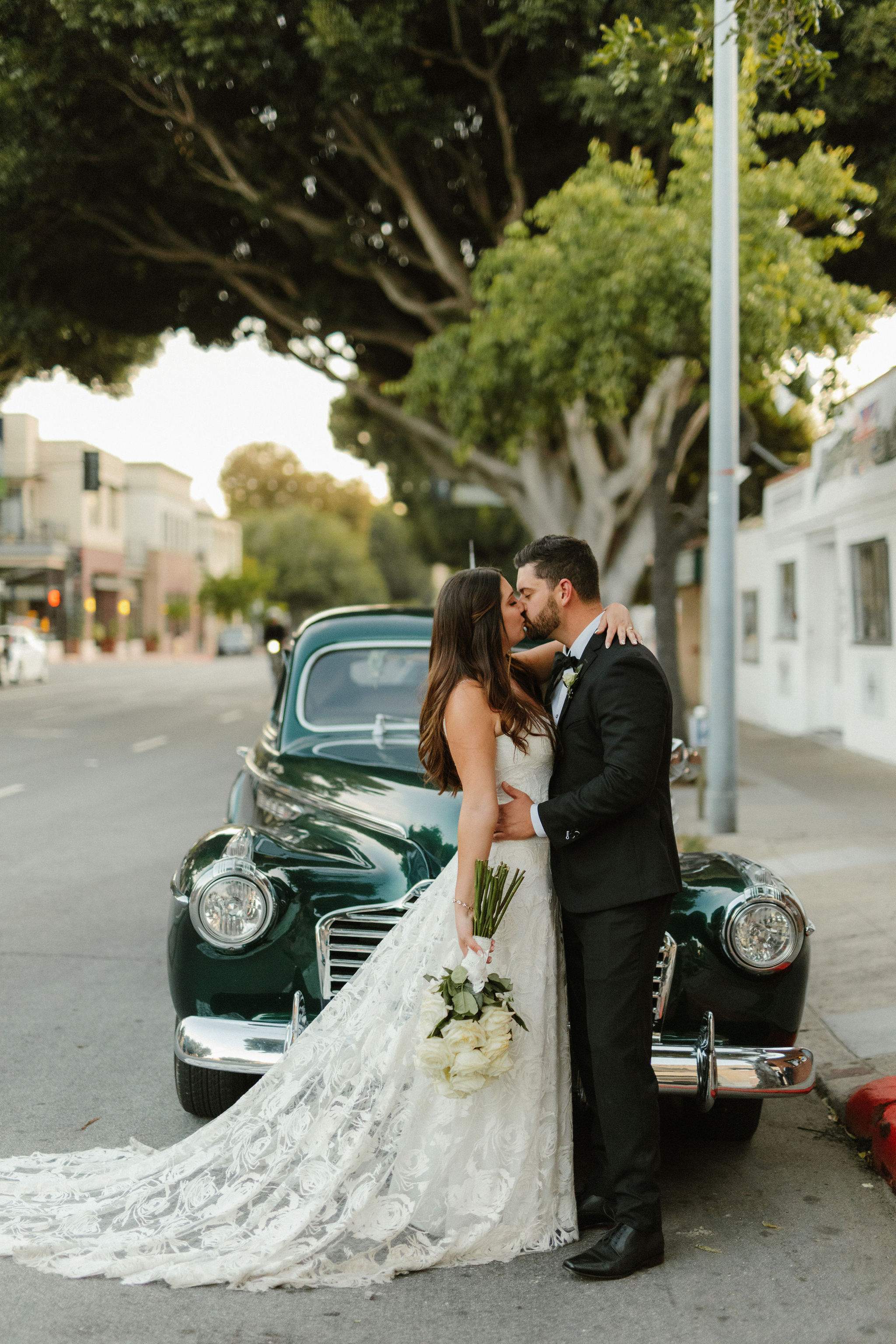 classic, bride, groom, kiss, car, Buick, antique, bouquet