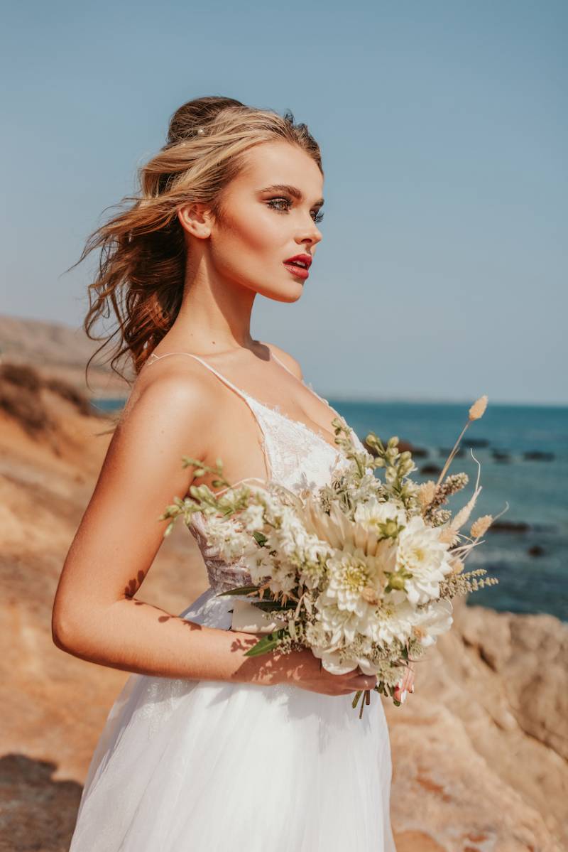 bride, flowers, bouquet, beach, makeup