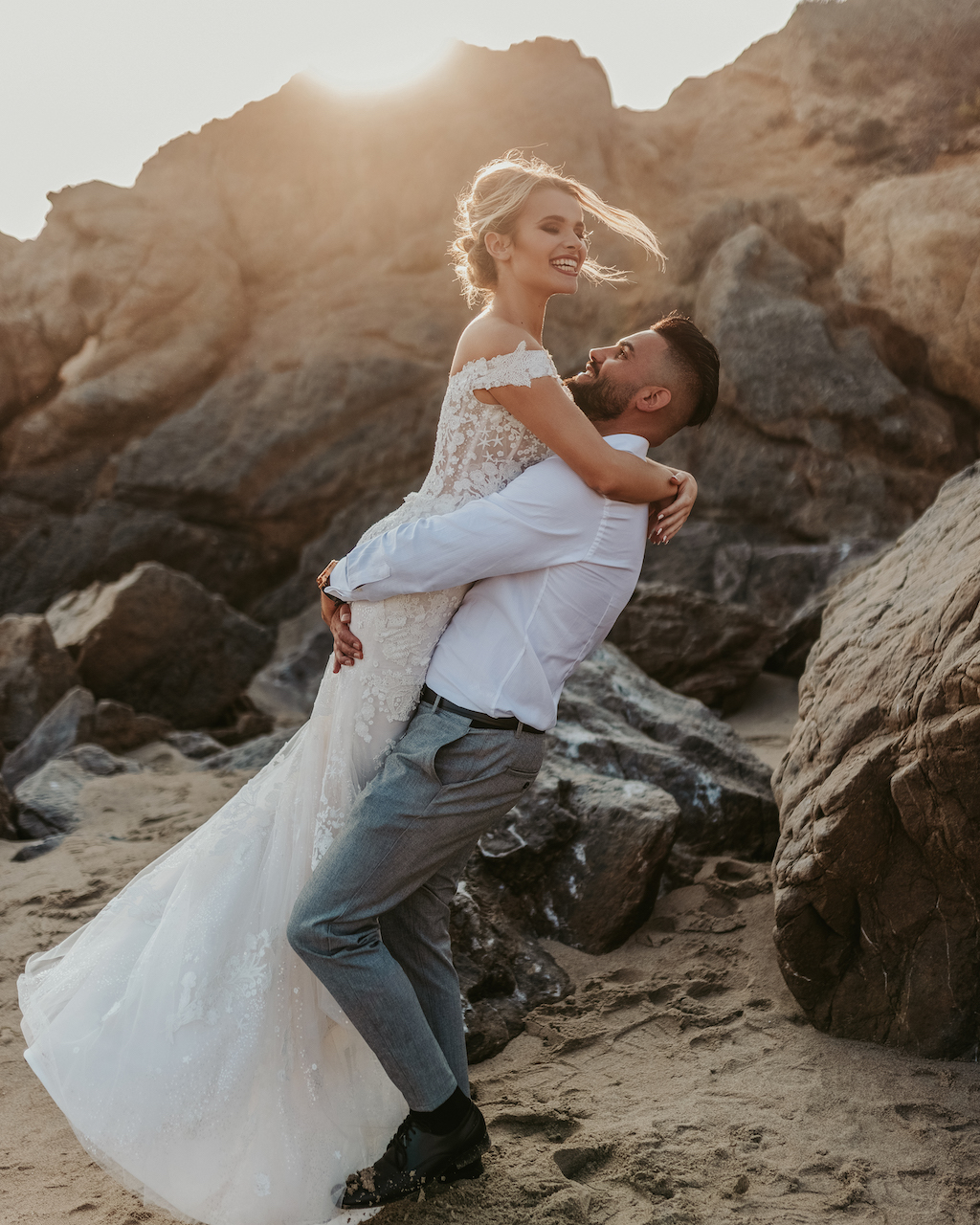 bride, groom, laughing, smile, hold, hug