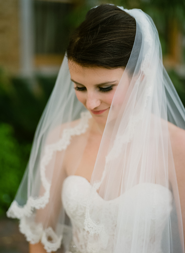 Soft wedding makeup and veil