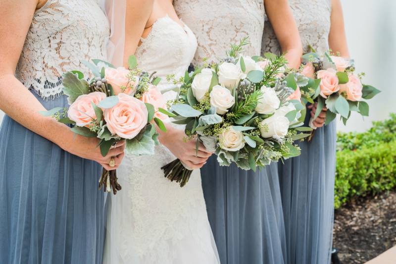 Blue and white bridesmaid dresses with dusty rose bouquets