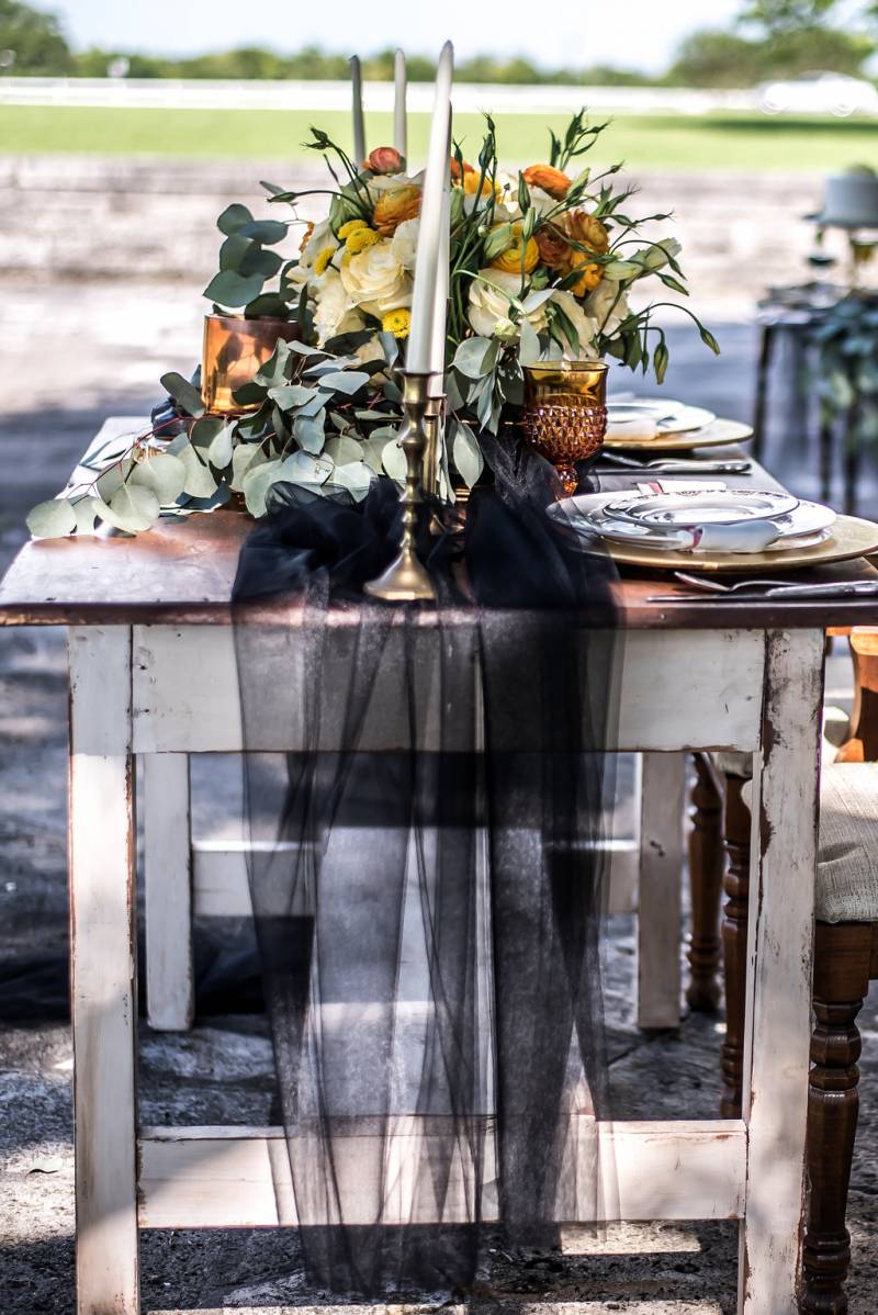 Black and gold table decor