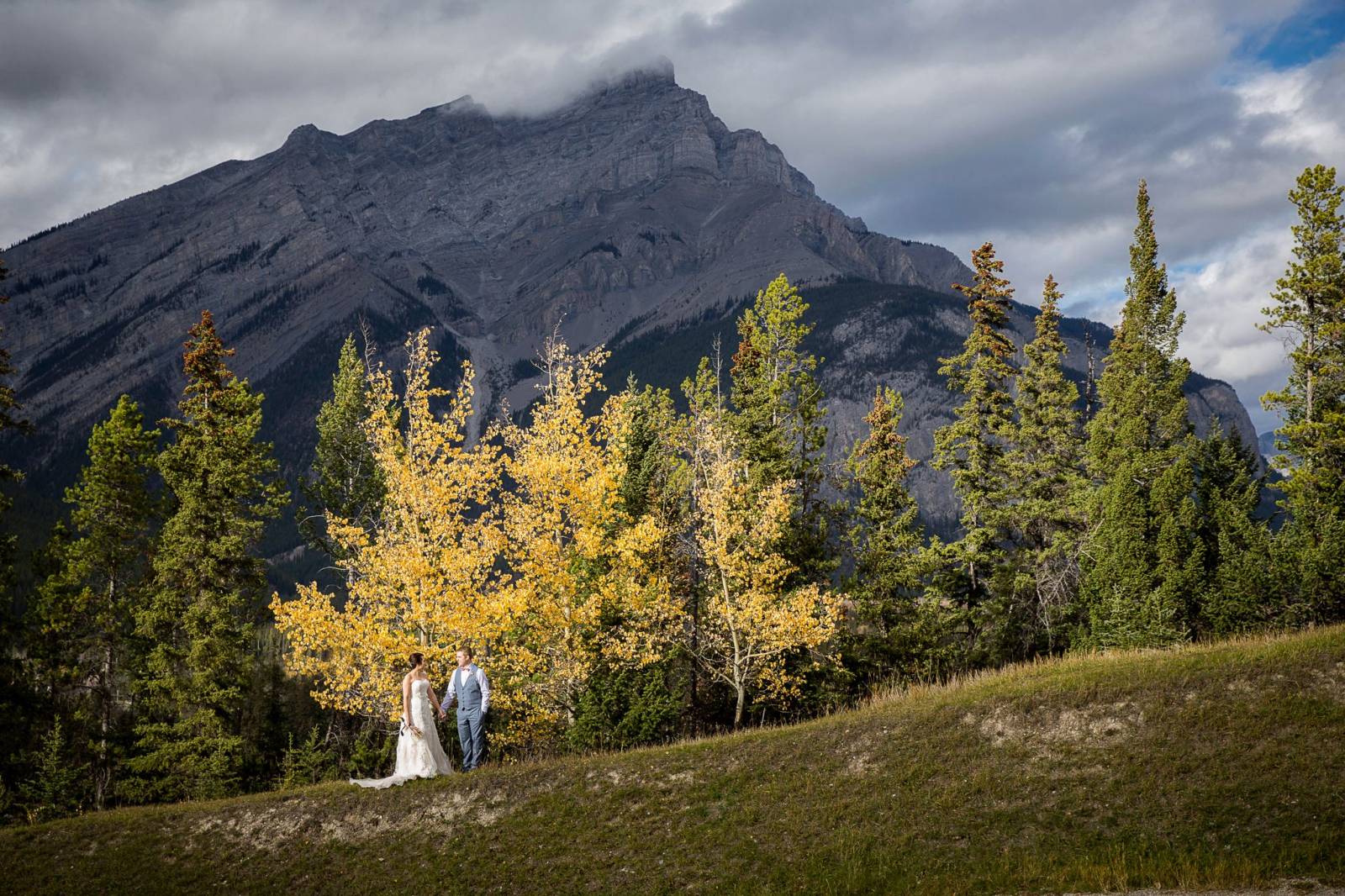 Banff Fall Wedding, bride and groom outdoor portraits, autumn wedding, banff wedding photographer