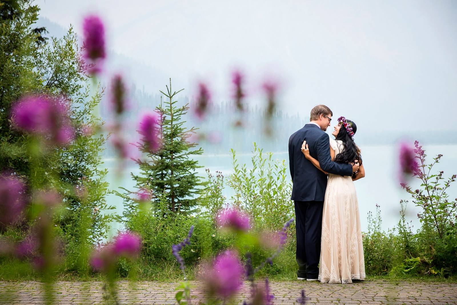 Emerald lake lodge elopement, bride and groom outdoor, vintage wedding, emerald lake wedding photogr