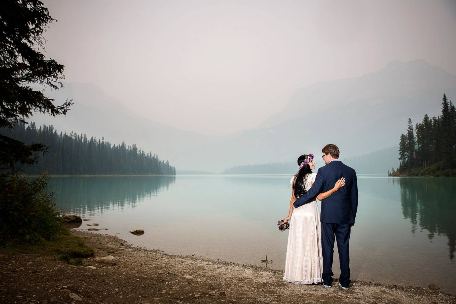 Emerald lake lodge elopement, bride and groom outdoor, vintage wedding, emerald lake wedding photogr