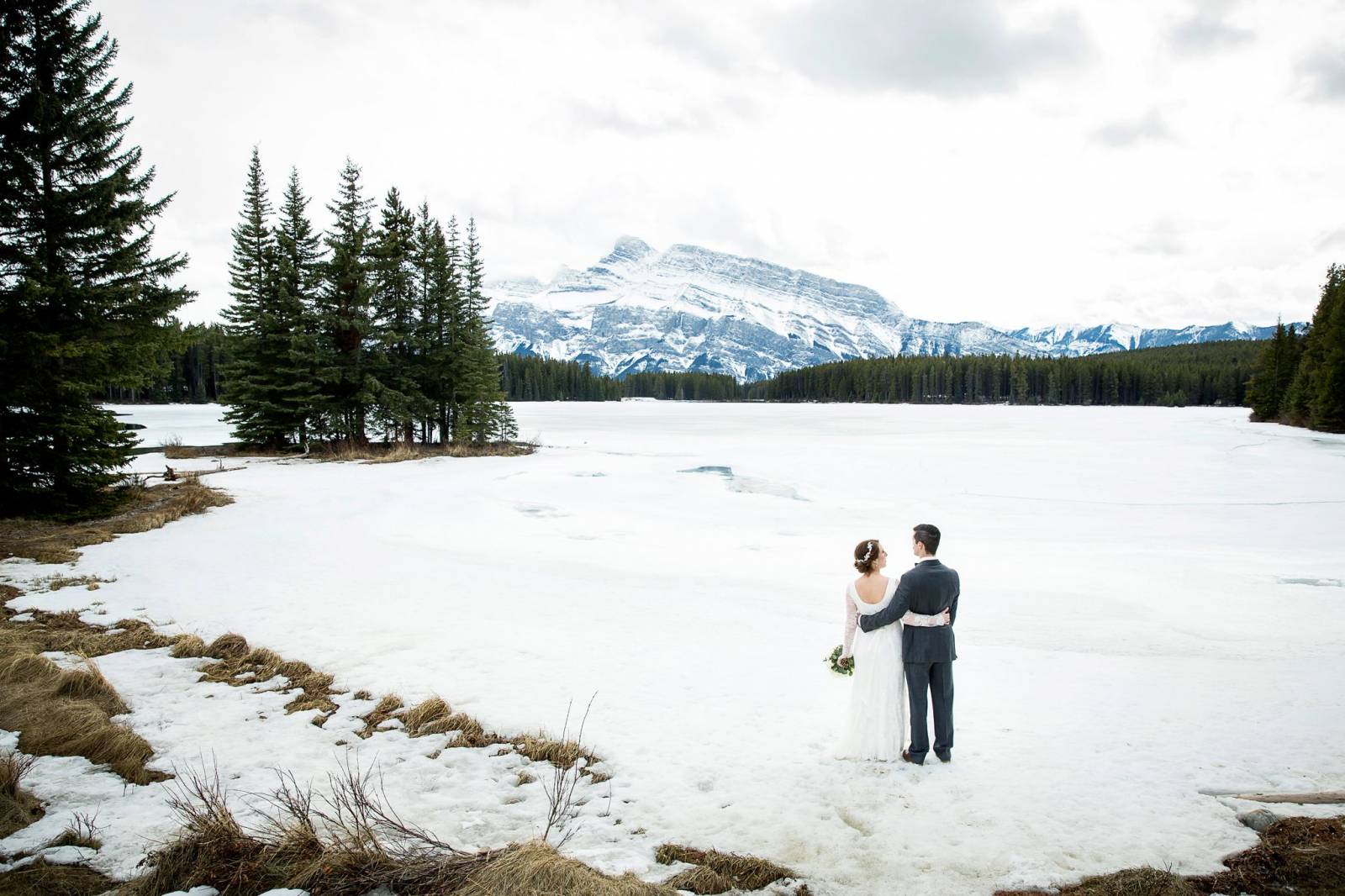 Bride and groom winter portraits