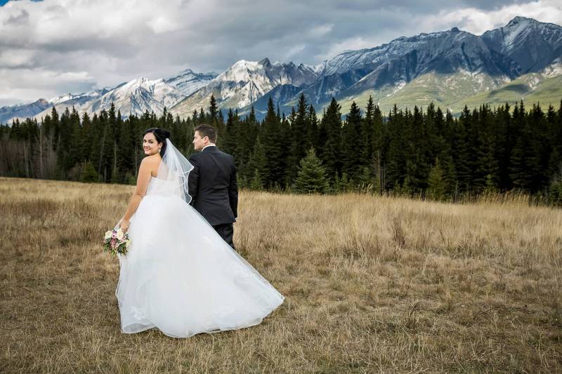 Bride and groom outdoor photos, mountain wedding, Canmore wedding, Canmore Wedding Photographer, Ban