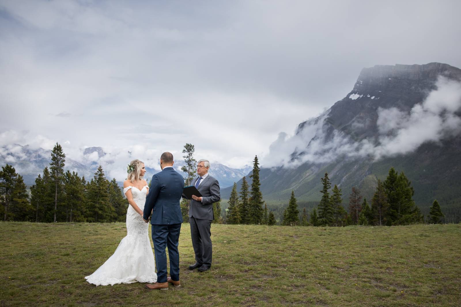 Tunnel Mountain Reservoir Banff, Banff Elopement Ceremony Location, Banff outdoor wedding ceremony l