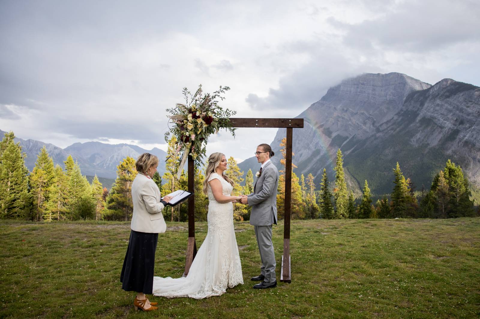 Tunnel Mountain Reservoir Banff, Banff Elopement Ceremony Location, Banff outdoor wedding ceremony l