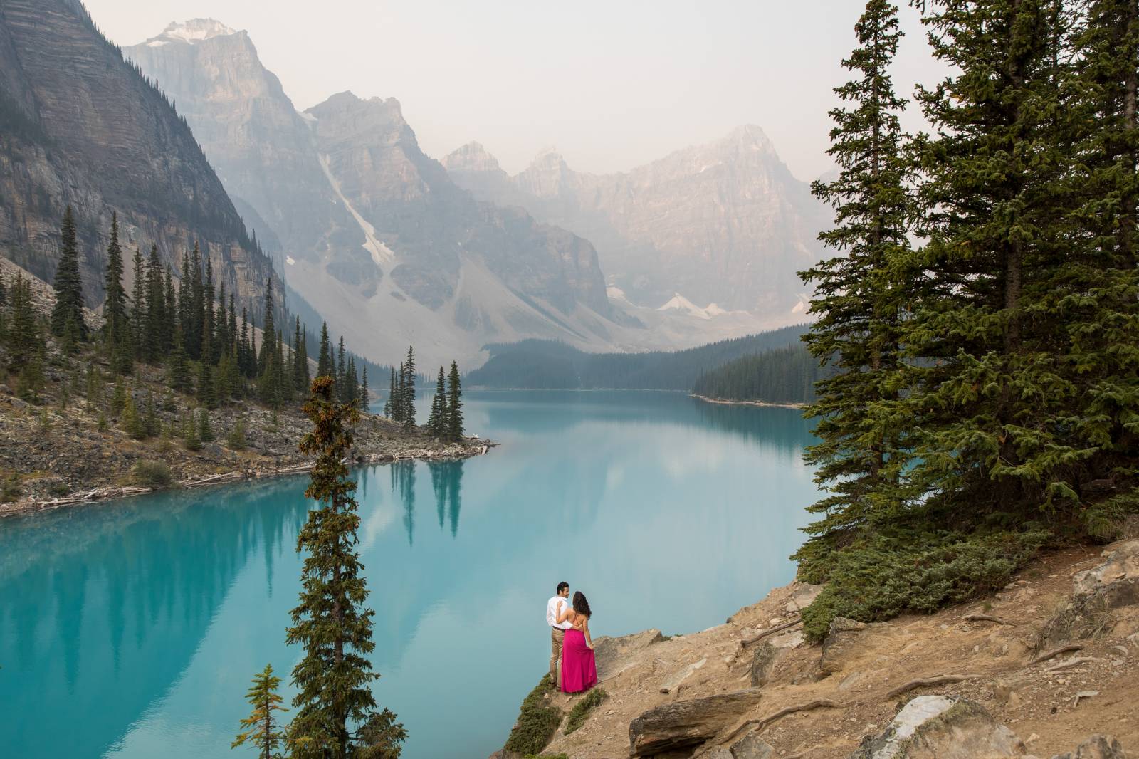 Moraine Lake Engagement photo session, Banff Engagement Location Ideas, Banff Mountain Adventure Pho