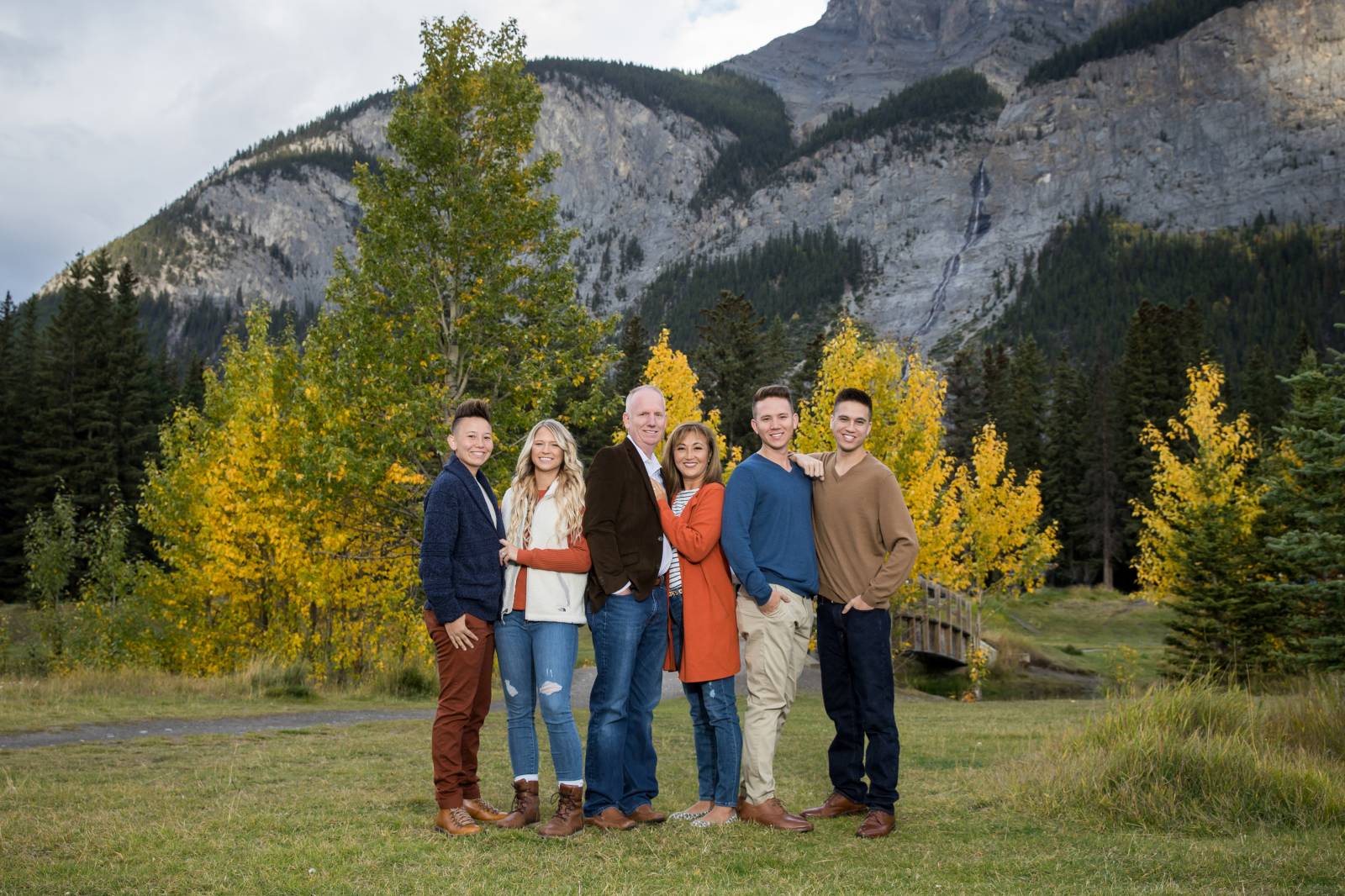 Banff Family Photographer, Family Photo session ideas, family poses, outdoor photo session, Banff Na