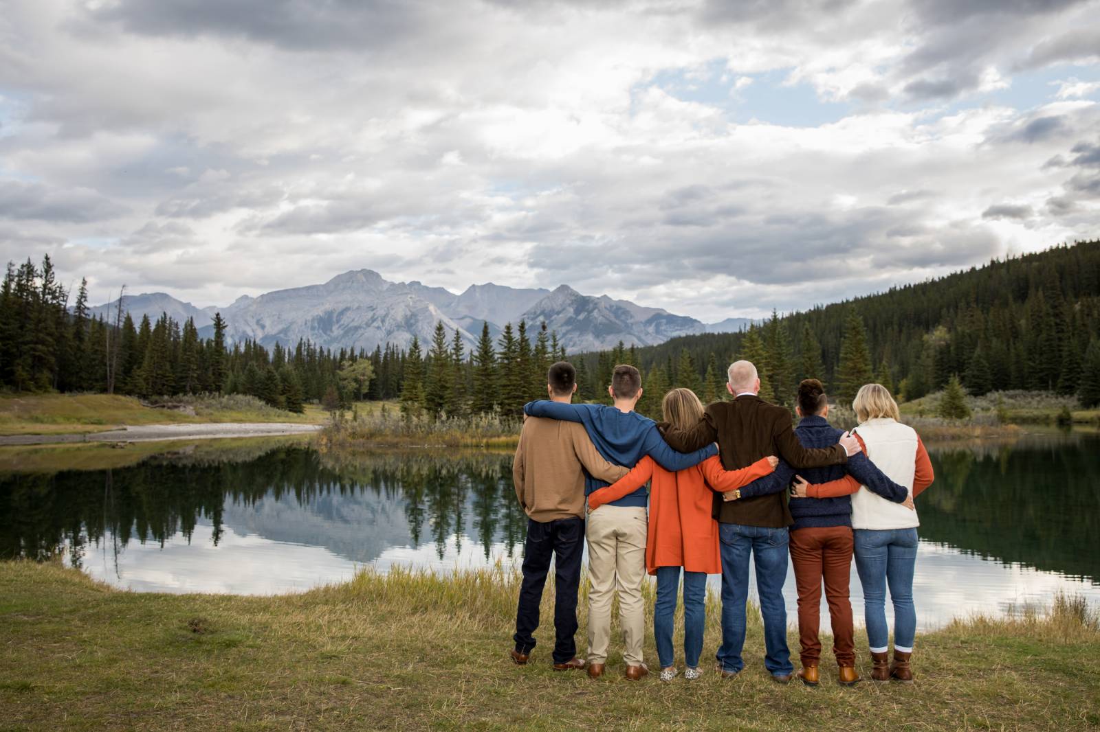 Banff Family Photographer, Family Photo session ideas, family poses, outdoor photo session, Banff Na