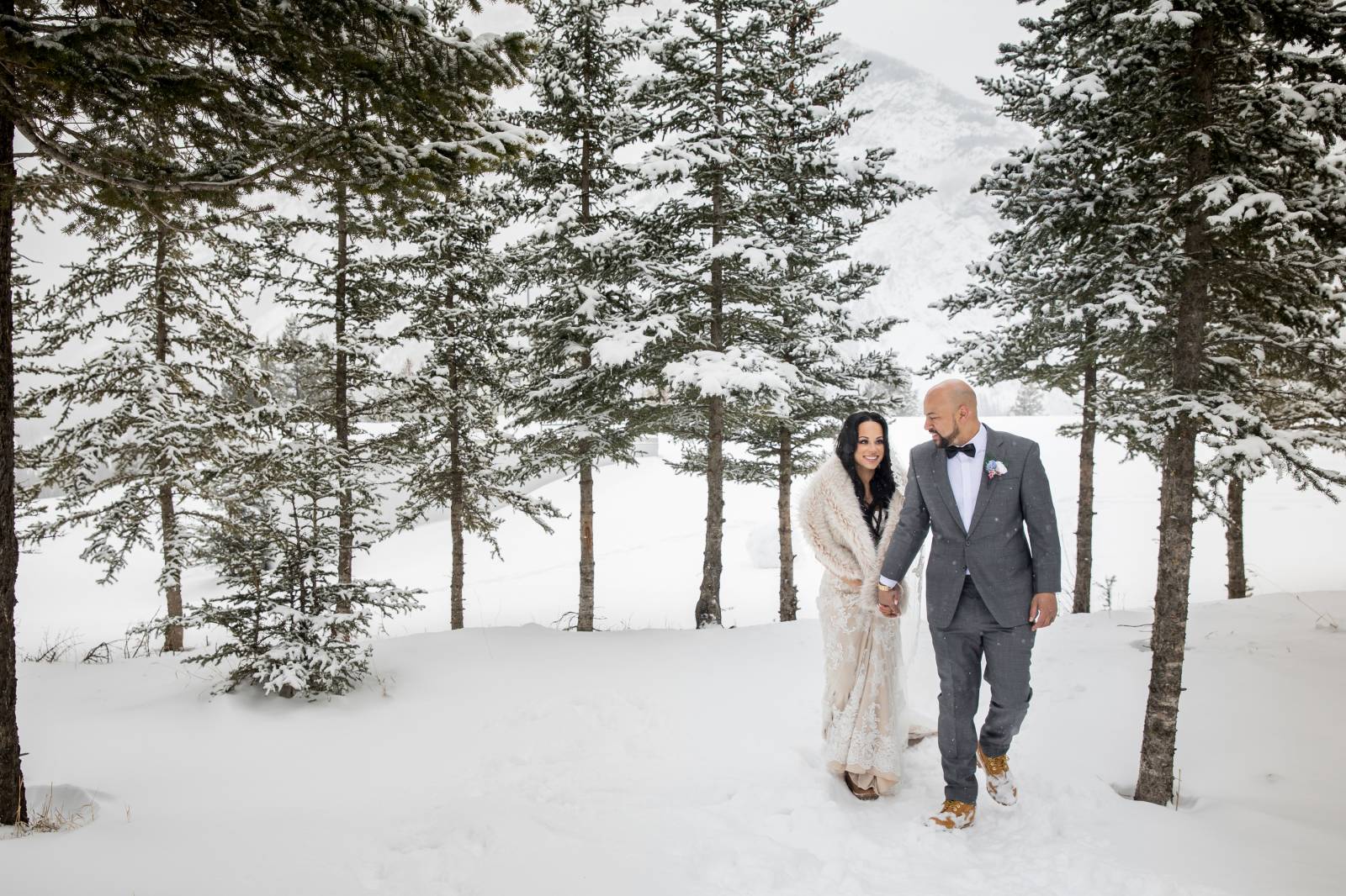 Tunnel Mountain Reservoir Wedding Photos, Banff winter wedding, Outdoor wedding photos, Bride and gr