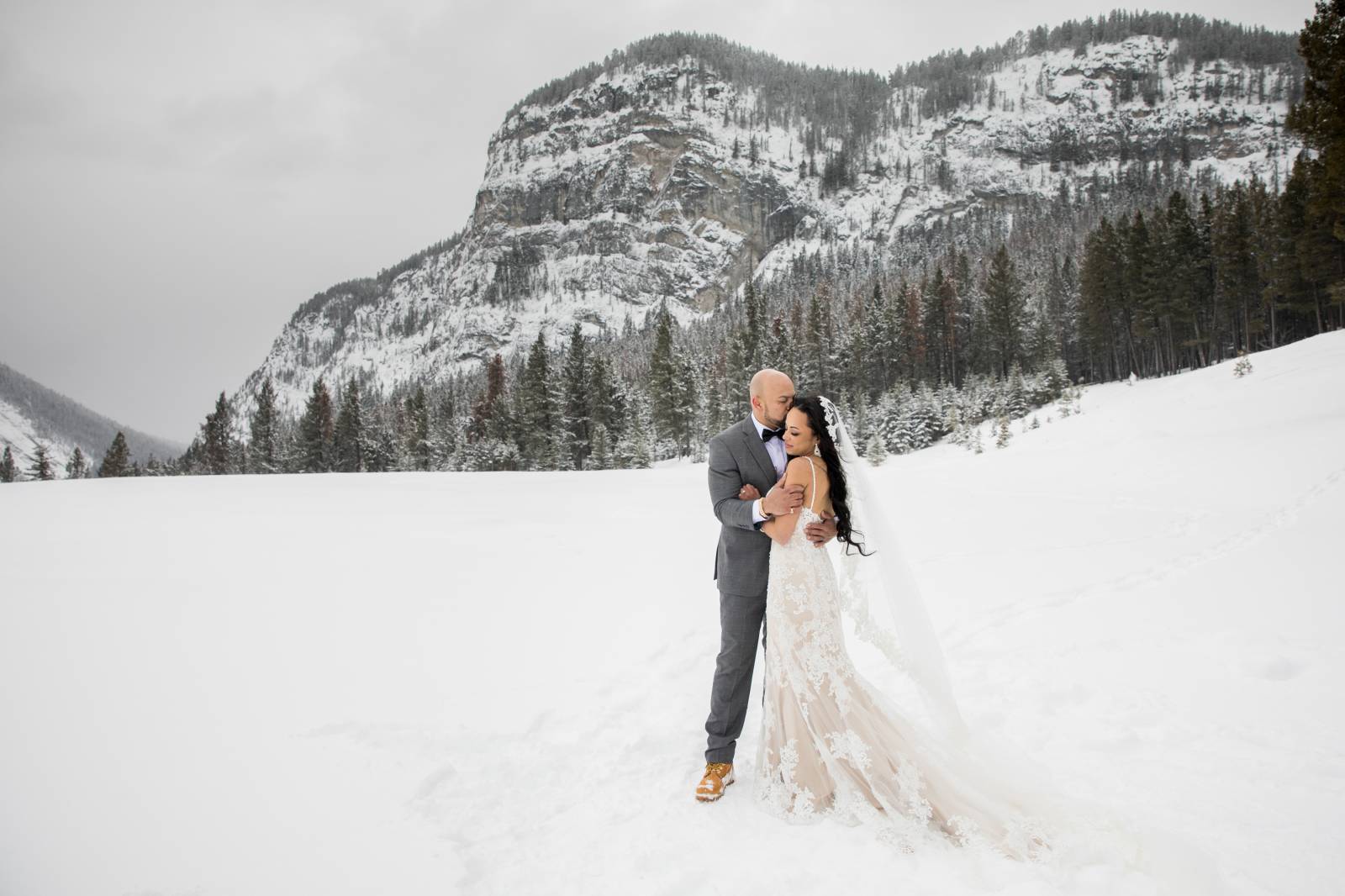 Tunnel Mountain Reservoir Wedding Photos, Banff winter wedding, Outdoor wedding photos, Bride and gr